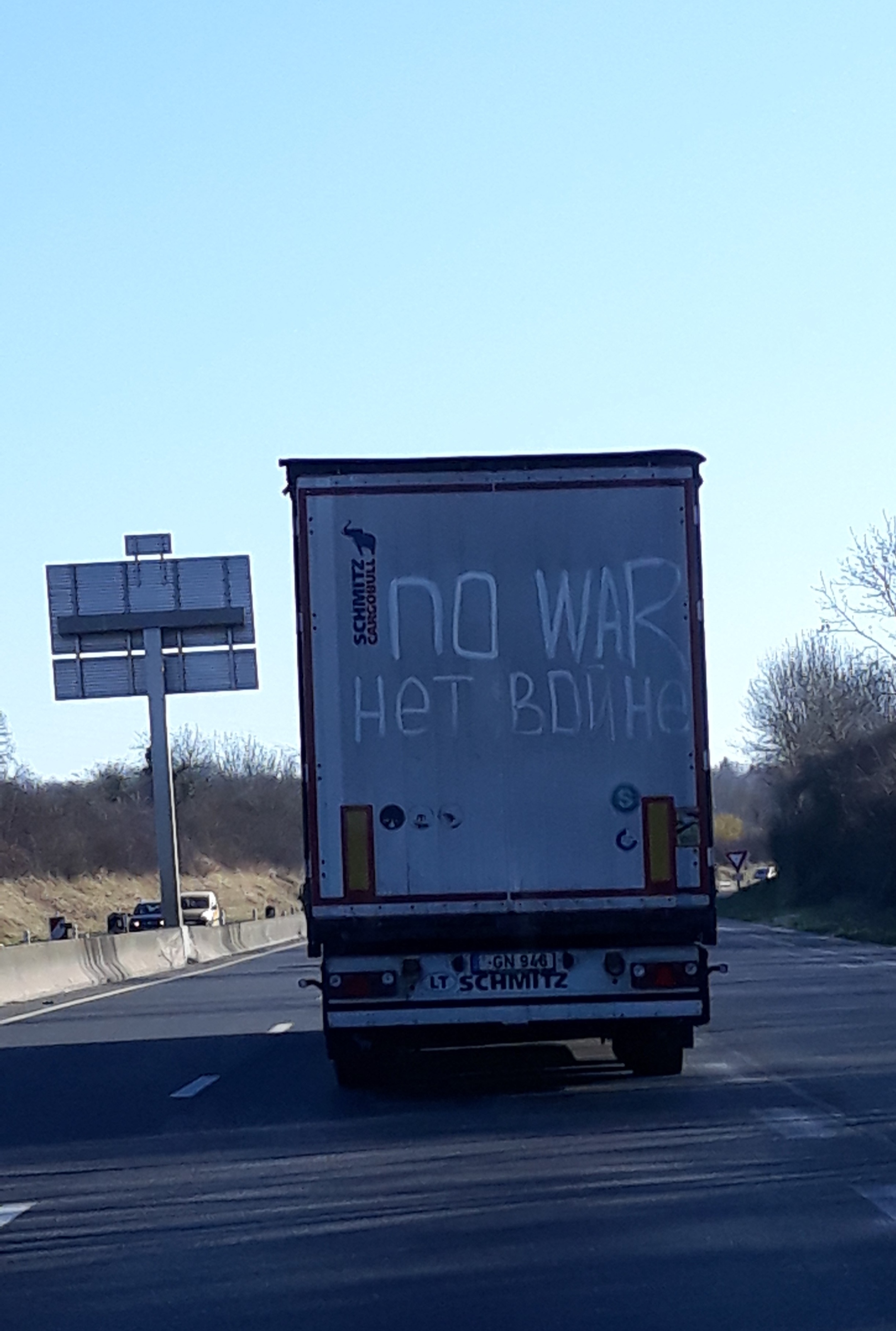 Lastwagen mit der Aufschrift 'NO WAR'