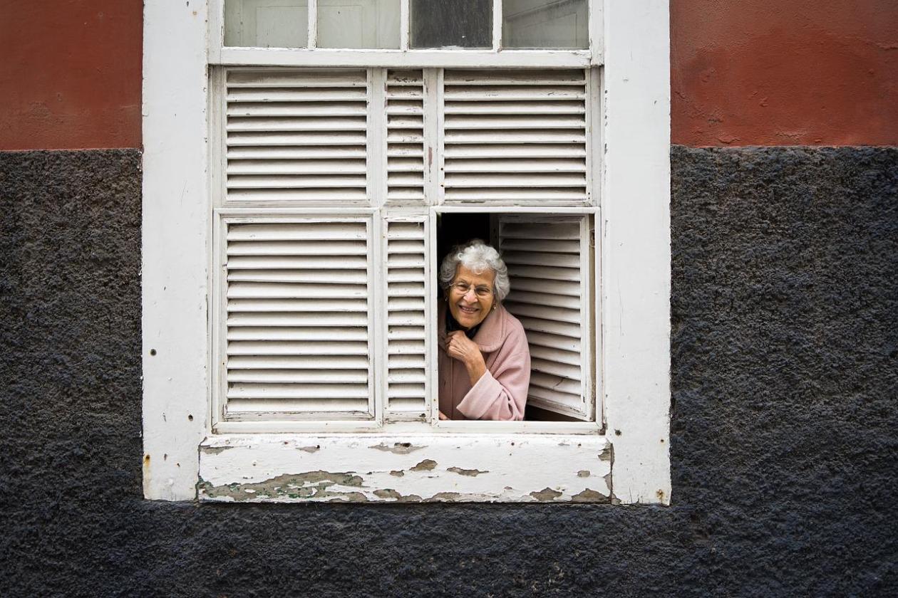 Ältere Frau am Fenster