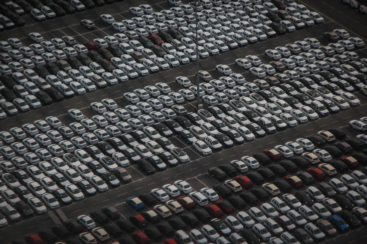 viele Autos auf einem Parkplatz