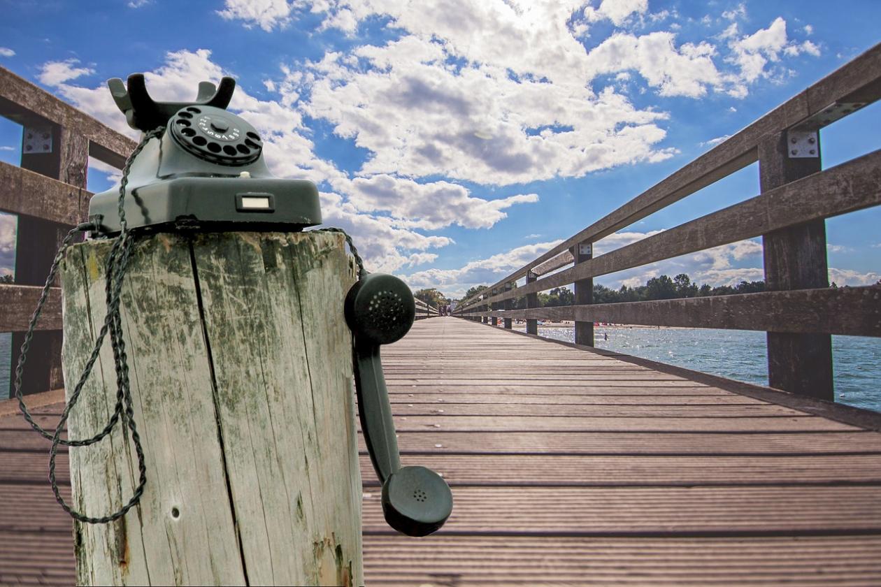 Telefon auf einer Seebrücke