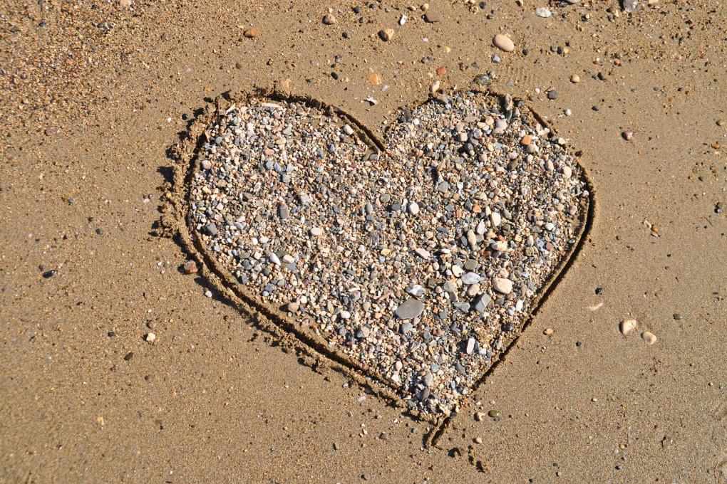 Herz in den Sand gemalt