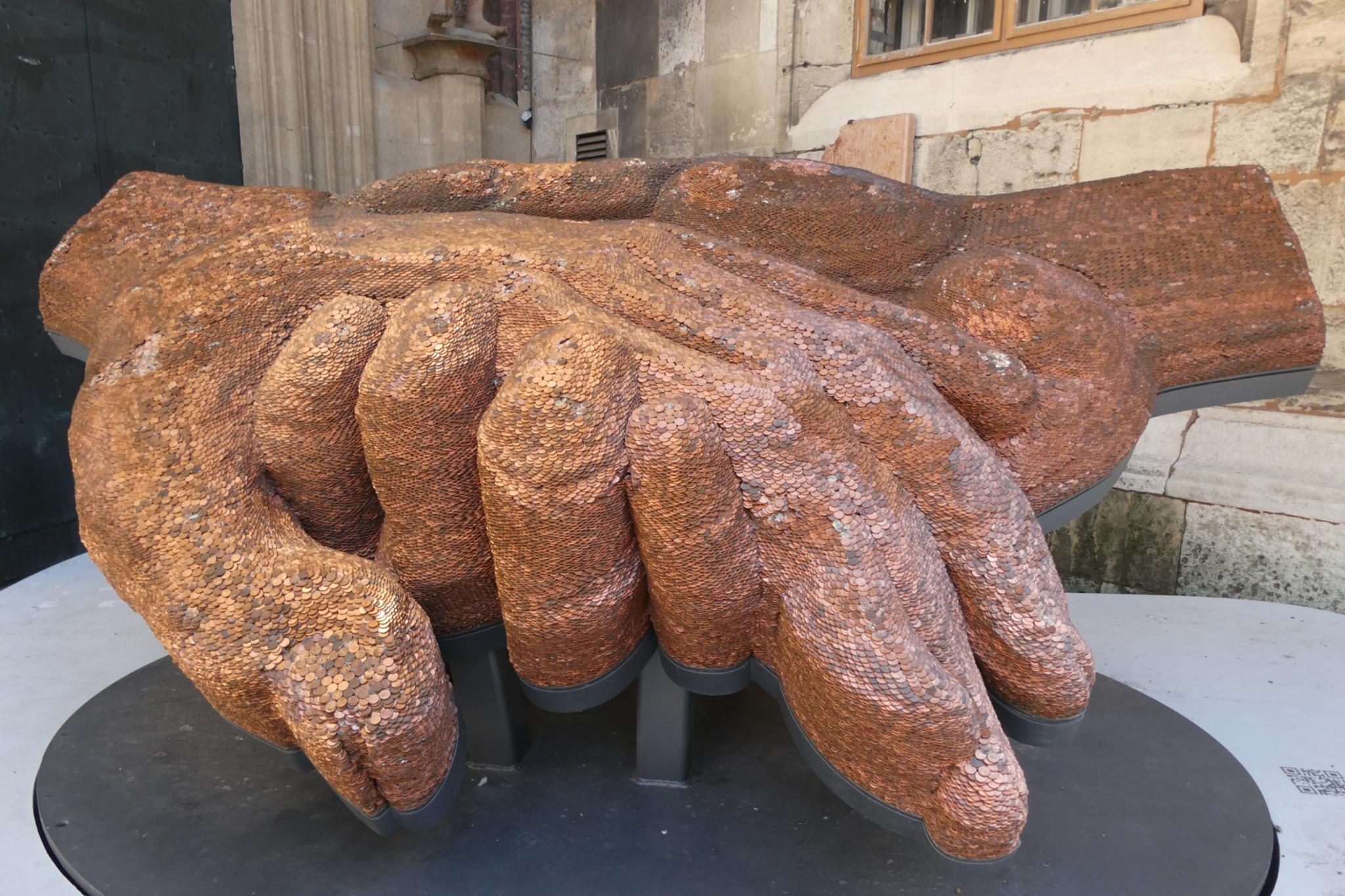 Raising Hands vor Stephansdom