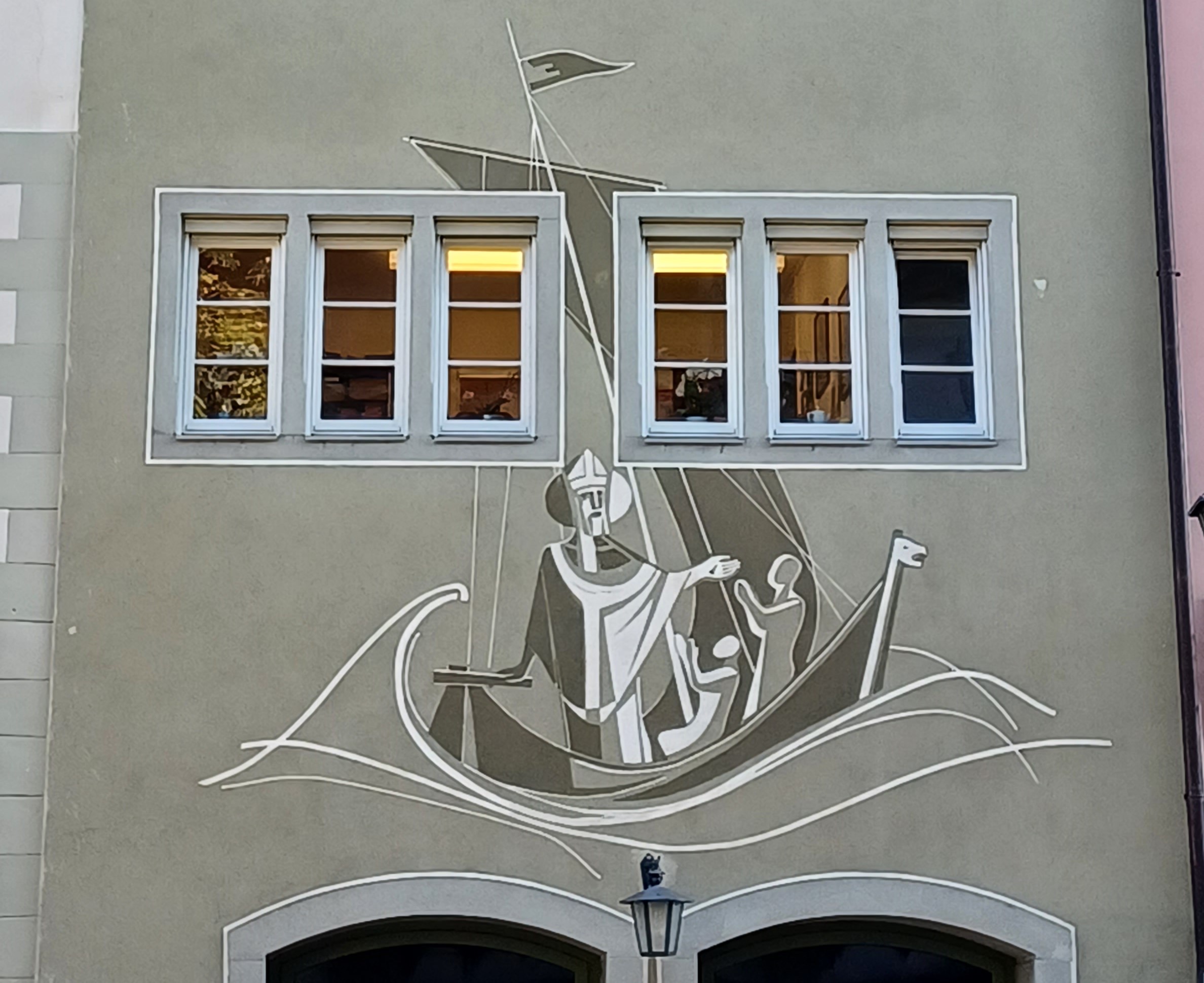 Nikolaus als Bild auf Hausfassade