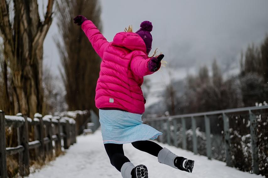 glückliches Kind im Schnee