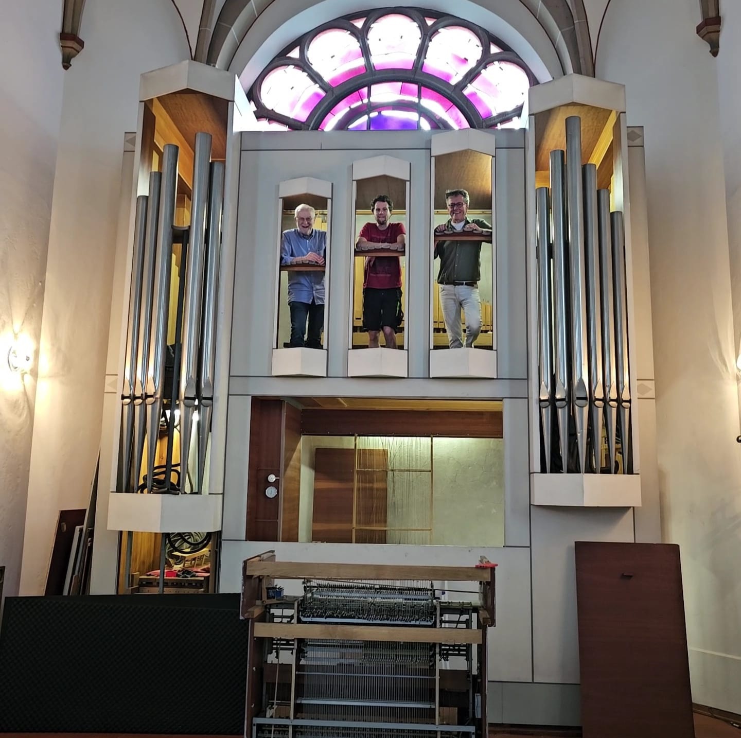 Kirchenvorstandsmiglied Dr. Herbert Pichler, Orgelbauer Tobias Mesterom, Kantor Gregor Jeub (v.l.)