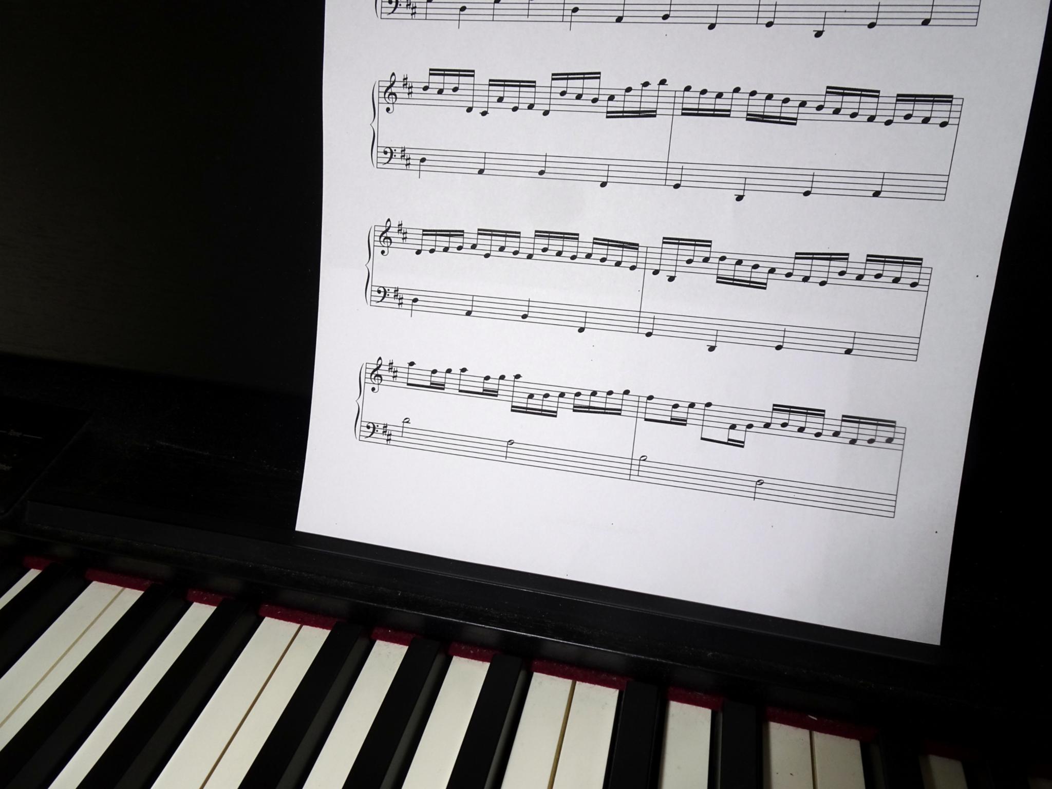 musiknoten-am-klavier_by_Friedbert_Simon_pfarrbriefservice