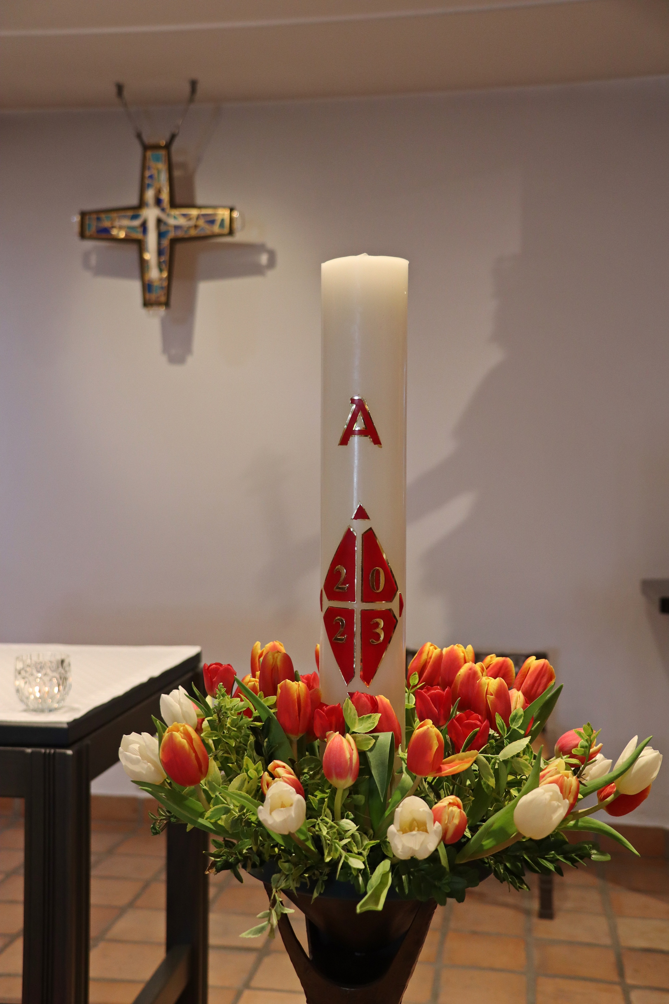 Osterkerze in der Kapelle im Seniorenhaus St. Lauremtius