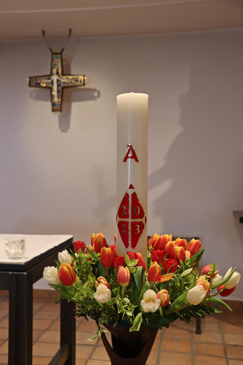 Osterkerze in der Kapelle im Seniorenhaus St. Lauremtius