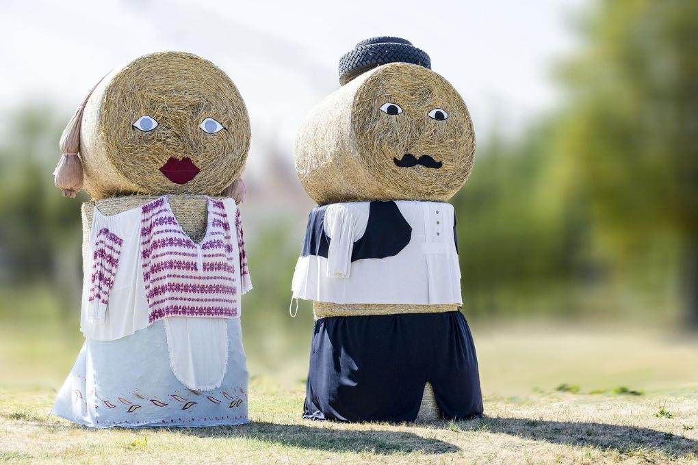 Strohballen-Figuren